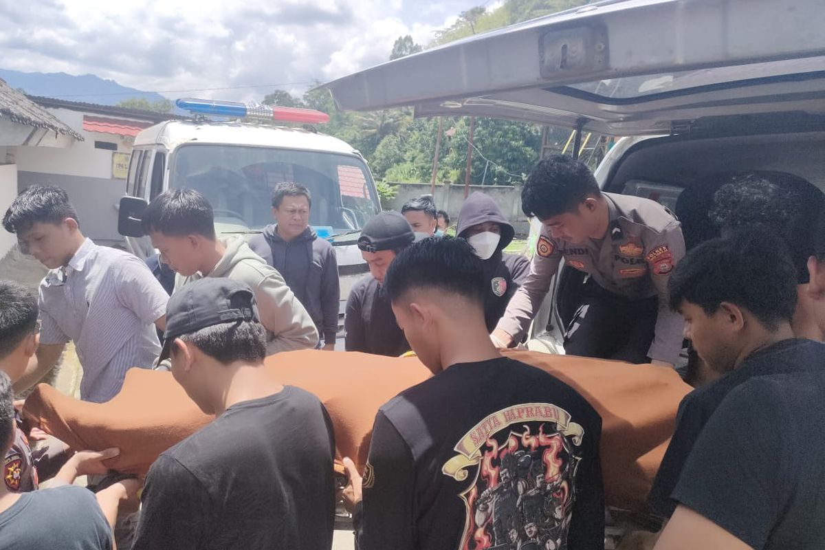 Seorang anggota polisi bernama Bripda A. Rayhan Maulana S. tewas dalam kecelakaan lalulintas di Lokasi proyek PT Malea Energy Hydropower yang tepatnya di Dusun Puru' Lembang Rano Utara Kec. Bonggakaradeng, Tana Toraja., Sabtu (5/11/2022) siang.