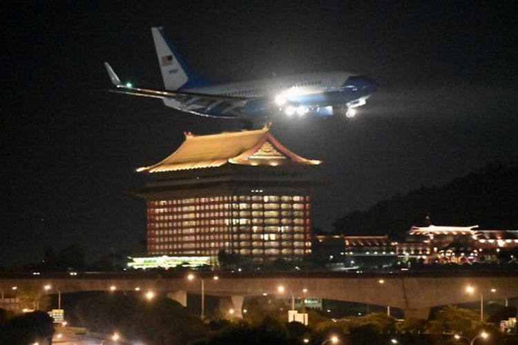Sebuah pesawat militer AS dengan Ketua DPR AS Nancy Pelosi di dalamnya bersiap untuk mendarat di Bandara Sungshan di Taipei pada 2 Agustus 2022.
