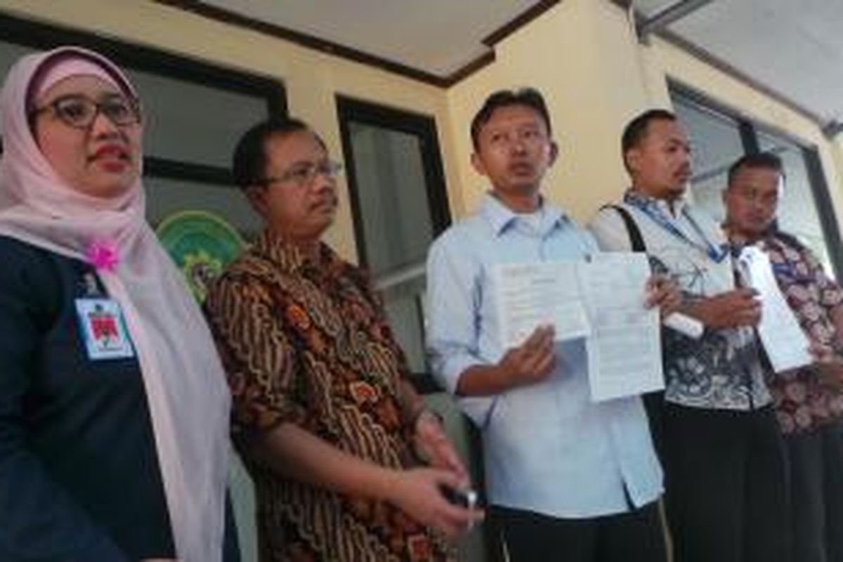 Mantan Kepala Sekolah SMAN 3 Setiabudi, Retno Listyarti mendaftarkan gugatan atas surat keputusan (SK) Dinas Pendidikan DKI yang memberhentikan dirinya sebagai kepala sekolah. Selasa (4/8/2015).