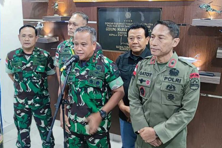 Pangdam XVII/Cenderawasih Mayjen M Saleh Mustafa (depan), laalu dari kiri ke kanan, Komandan Lanud Yohanis Kapiyau. Letkol Pnb A Slamet Suhartono, Danrem 172/PWY Brigjen J.O. Sembiring, Kabinda Papua Mayjen TNI Gustav Agus Irianto dan Danpas Brimob 3 Brigjen Gatot Haribowo, Mimika, Papua Tengah, Kamis (16/2/2023)