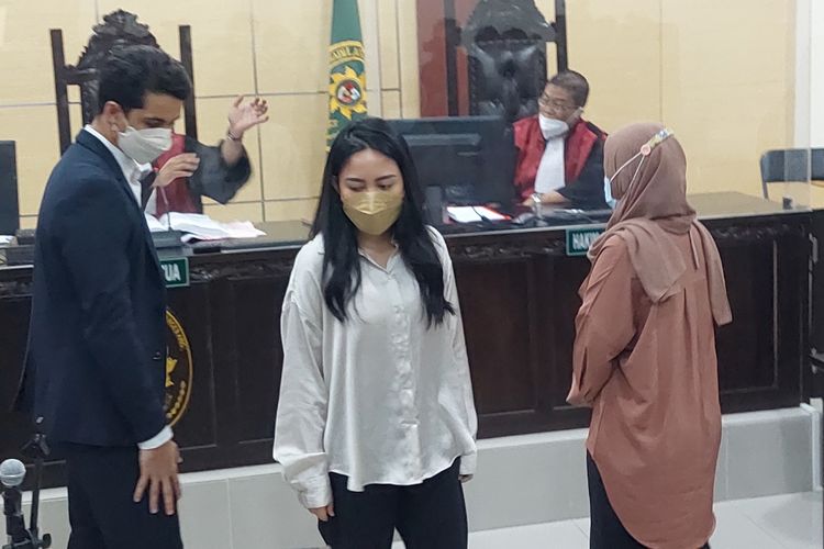 Rachel Vennya saat mengikuti sidang perdana di Pengadilan Negeri Tangerang, Kota Tangerang, Jumat (10/12/2021).