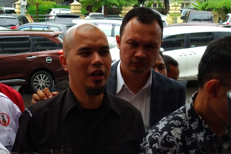 Ahmad Dhani tiba di Mapolres Jakarta Selatan, Kamis (30/11/2017). Dhani datang memenuhi panggilan kepolisian untuk penyidikan dirinya yang berstatus tersangka dalam kasus ujaran kebencian.