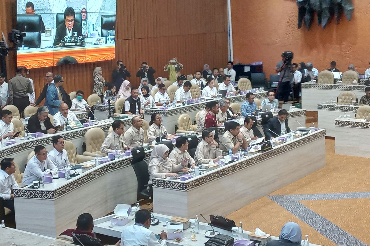 Rapat Kerja Kementerian Perumahan dan Kawasan Permukiman (PKP) dengan Komisi V DPR RI di Kompleks Parlemen, Jakarta Pusat, Senin (19/05/2025).