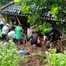 Longsor di Cirebon Timbun Satu Orang, Evakuasi Korban Dramatis