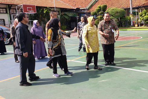 Sudah Pulih, Risma Mulai Turun Lapangan Tinjau Sekolah