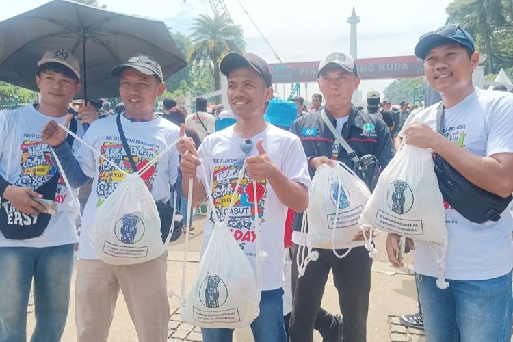 Buruh Dapat Paket Sembako Usai Ikuti May Day di Monas, Apa Saja Isinya?