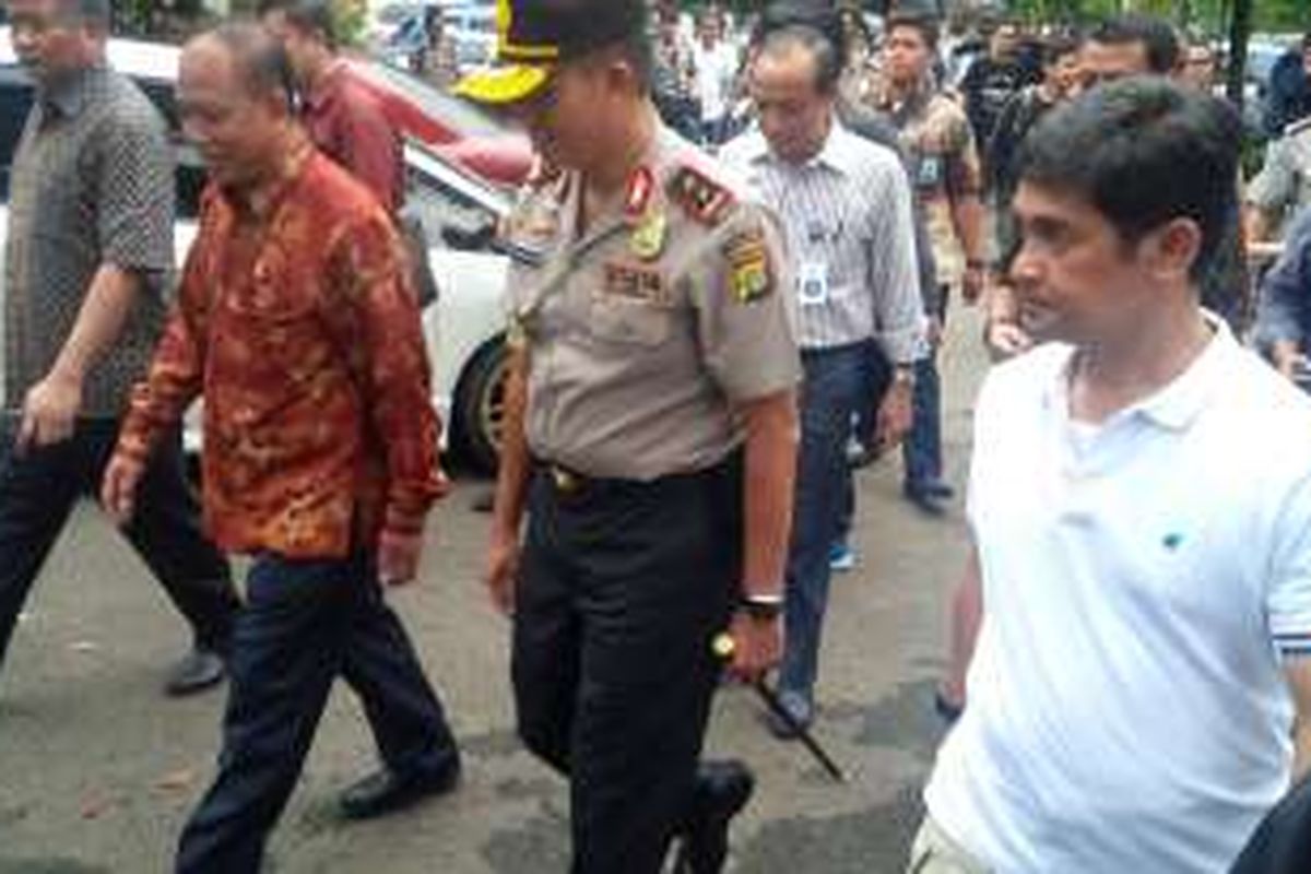 Kapolda Metro Jaya, Irjen Pol Moechgiyarto bersama Meneteri Riset Teknologi dan Pendidikan Tinggi, Muhammad Nasir saat tiba di Kampus Universitas Trisakti, Jakarta Barat pada Rabu (24/8/2016).