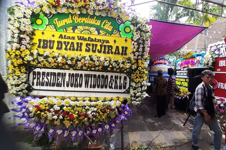 Karangan bunga duka cita meninggalnya Sipon dari Presiden Jokowi terpasang di depan rumah duka di RT 001, RW 014, Kelurahan Jagalan, Kecamatan Jebres, Solo, Jumat (6/1/2023).