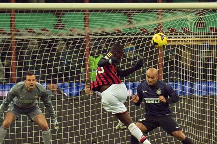 Striker AC Milan, Mario Balotelli, berusaha untuk melepaskan tendangan ke gawang Inter Milan pada lanjutan Serie-A di Stadion Giuseppe Meazza, Minggu (22/12/2013). 