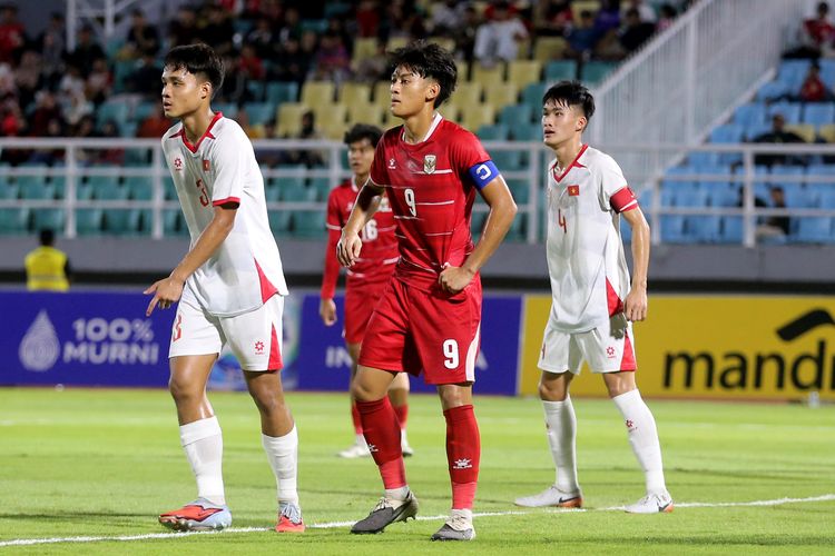 Pemain timnas u17 Indonesia, Mierza Firjatullah dijaga pemain Vietnam saat laga ketiga babak penyisihan Grup A ASEAN U17 Championship 2026 yang berakhir dengan skor 0-0 di Stadion Gelora Delta Sidoarjo, Jawa Timur, Minggu (19/4/2026) malam.