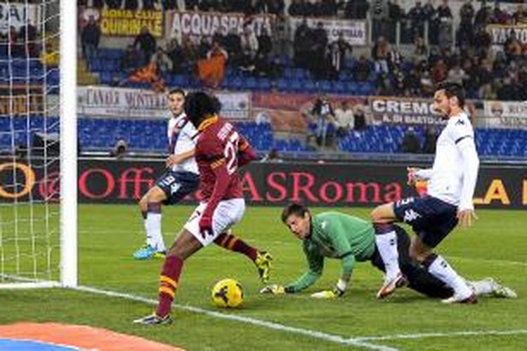 Penyerang AS Roma, Gervinho, mencoba menaklukkan gawang Cagliari, yang dikawal Avramov Vlada, pada lanjutan Serie-A, di Olimpico, Senin (25/11/2013).
