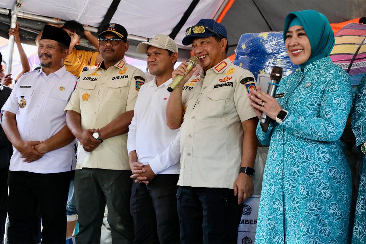 Ketua Satgas Percepatan Rehabilitasi dan Rekonstruksi Pascabencana Sumatera, Muhammad Tito Karnavian, meninjau langsung sekaligus menyalurkan bantuan kepada warga terdampak bencana di Gampong Batang Ara, Kabupaten Aceh Tamiang, Aceh, Jumat (23/1/2026)