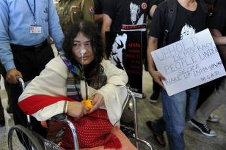 Irom Sharmila (42), aktivis perempuan dari negara bagian Manipur, India, dibebaskan dari sebuah rumah sakit yang difungsikan juga sebagai penjara. Dia melakukan aksi mogok makan selama 14 tahun demi memperjuangkan pencabutan status darurat militer di Manipur yang sudah diberlakukan sejak 1980 dan  menghasilkan banyak pelanggaran HAM.