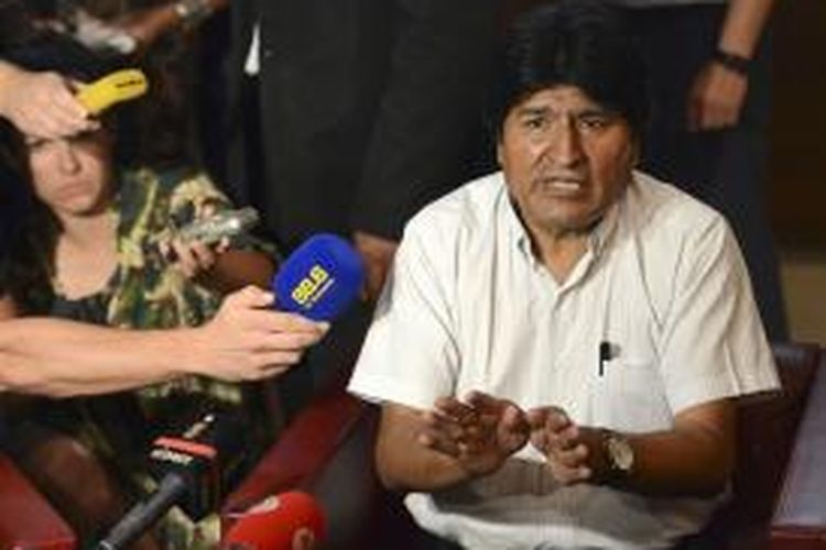 Presiden Bolivia Evo Morales menawarkan suaka politik untuk Edward Snowden.