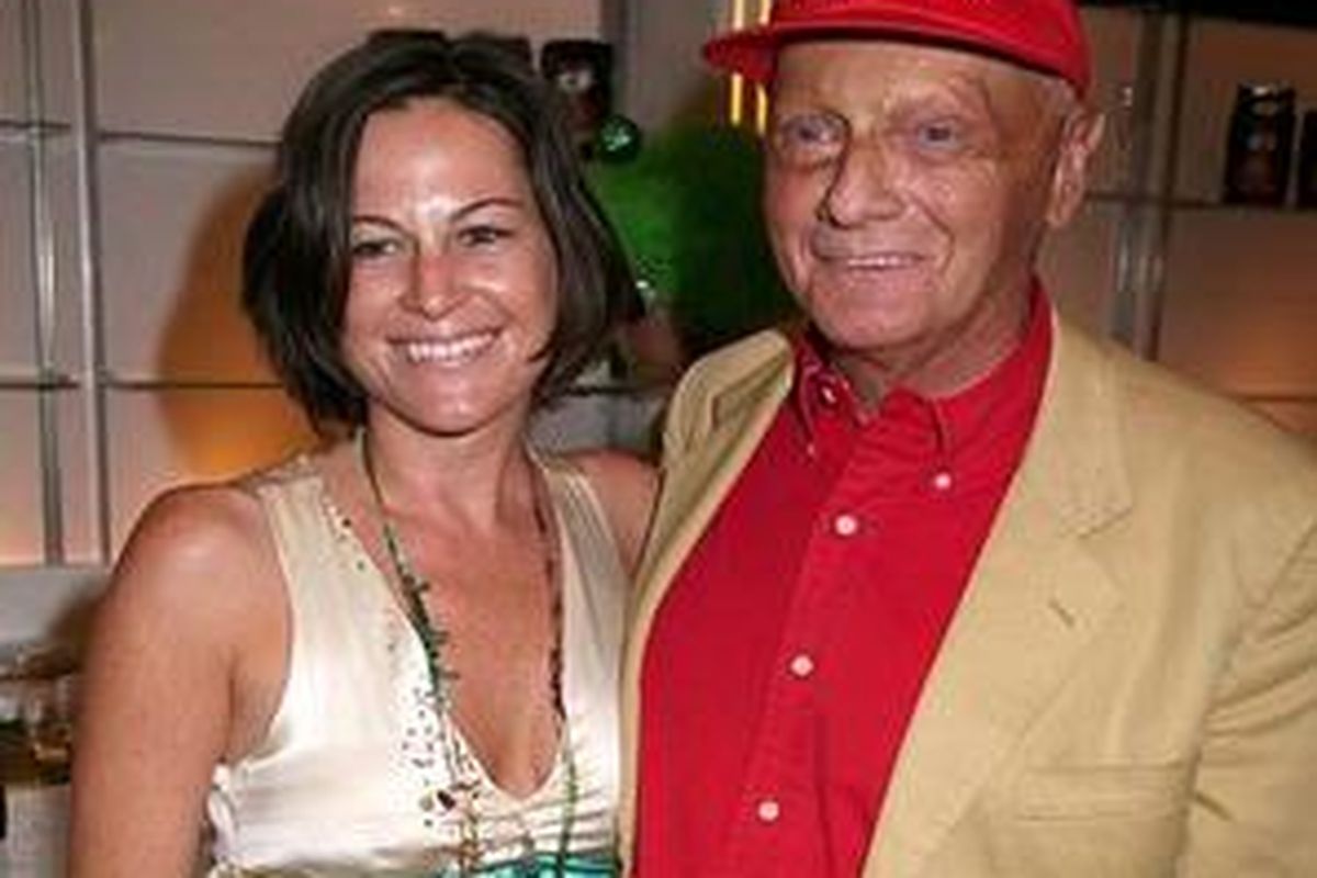 Niki Lauda (kanan) dan istrinya, Birgit Wetzinger.