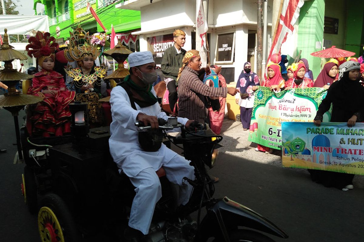 Bersama becak motor yang dihias ala kereta kencana, Salikun dan kuda miliknya menyemarakkan pawai siswi MINU Tratee Putri Gresik, Jumat (12/8/2022). *** Local Caption *** Bersama becak motor yang dihias ala kereta kencana, Salikun dan kuda miliknya menyemarakkan pawai siswi MINU Tratee Putri Gresik, Jumat (12/8/2022).