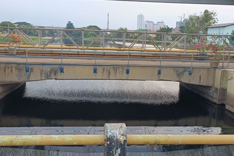 Kondisi air di Kali Bekasi yang masih menghitam karena pencemaran limbah, Rabu (20/9/2023). Air tersebut diduga tercemar oleh limbah yang berasal dari Kabupaten Bogor.