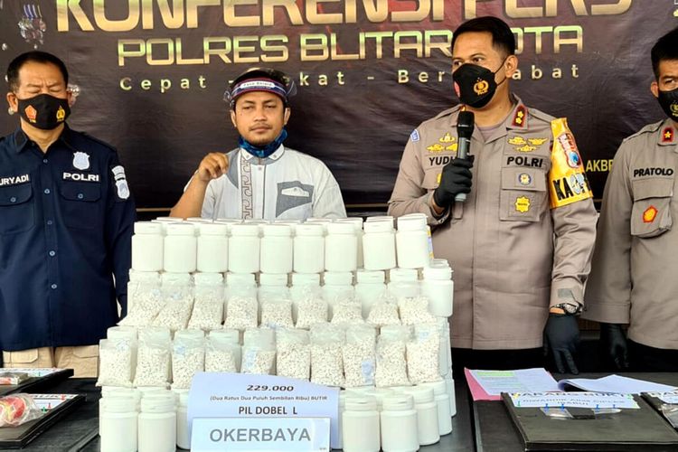 Satresnarkoba Polres Blitar Kota berhasil mengamankan 229.000 butir pil dobel L bernilai sekitar Rp 225 juta dari seorang tersangka pengedar, Jumat (30/4/2021)