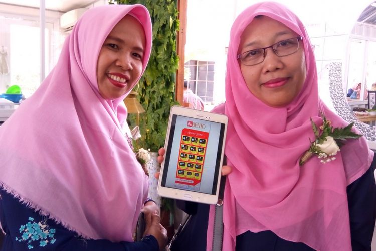 Maria Ulfa (kanan) bersama Mim Solikhati (kiri) berkongsi membuat usaha berlabel IKI Bento, tak lama setelah mengikuti kursus boga Program Kartini Blue Bird.