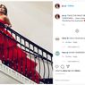 Intip Gaya Anggun J.Lo dengan Gaun Merah di Hari Natal