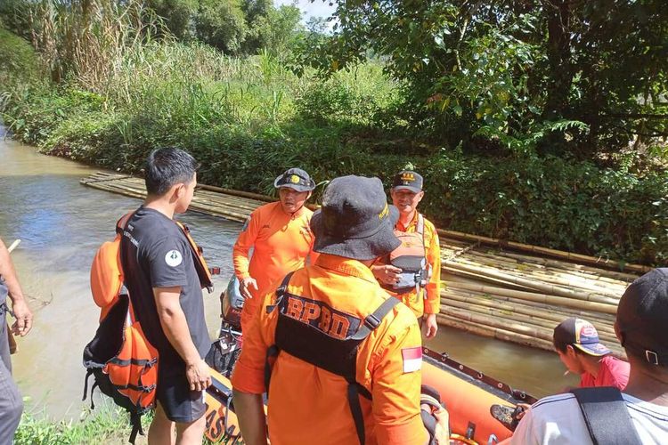 Operasi pencarian terhadap seorang warga yang dinyatakan hilang saat seberangkan kayu balok dengan menggunakan rakit di Sungai Betue, Kampung Parahaleang, Desa Marante, Kecamatan Seko, Kabupaten Luwu Utara, Sulawesi Selatan masih terus dilakukan tim SAR gabungan, Jumat (22/7/2022).