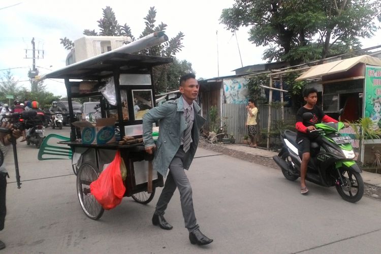 Rinto, tukang bakso di Makassar, Sulawesi Selatan, yang keliling mendorong gerobaknya menjajakan bakso dengan berpakaian ala direktur atau pegawai kantoran.