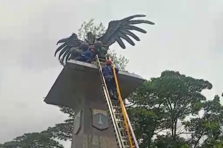 Tugu Elang Bondol dan Salak Condet yang terletak di pintu tol Bintara, Cakung, Jakarta Timur, dibersihkan pada Rabu (17/11/2021).