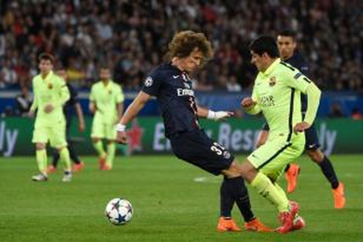 Sebelum membobol gawang Paris Saint-Germain di perempat final Liga Champions, Kamis (16/4/2015), Luiz Suarez (kanan) sempat mengelabui David Luiz.