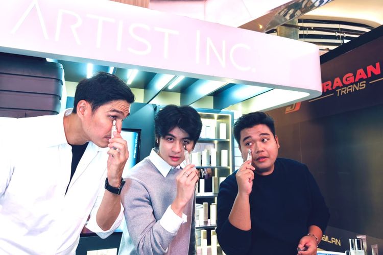 Artis Ibukota, Marcel Chandrawinata dan Rasya Hidayah mengoleskan eye serum pada bagian area matanya, yang bermanfaat untuk mengurangi efek mata panda akibat kelelahan karena padatnya jadwal kegiatan saat datang ke pameran kosmetik di Pakuwon Mall Surabaya, Jawa Timur, Sabtu (17/1/2026) malam.
