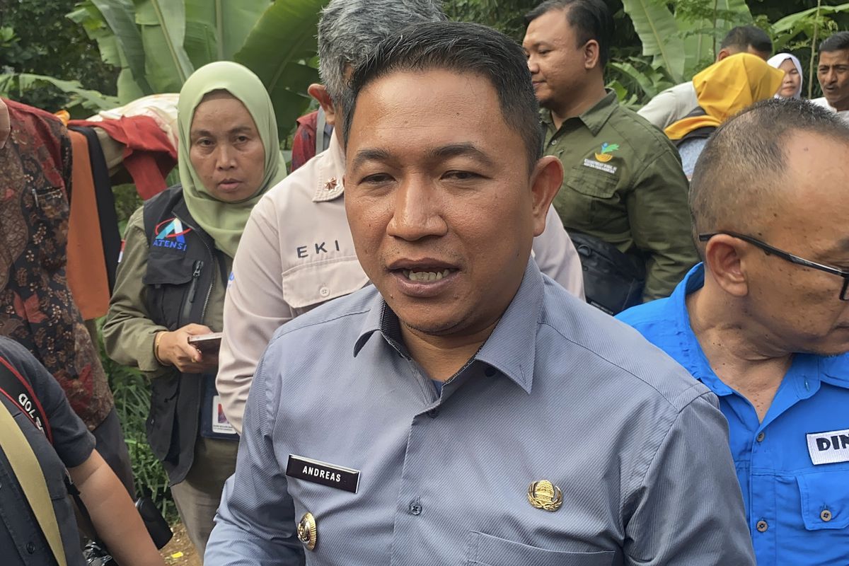 Wakil Bupati Sukabumi, Andreas saat diwawancarai oleh awak media di dekat kediaman bocah Raya, Kamis (21/8/2025)