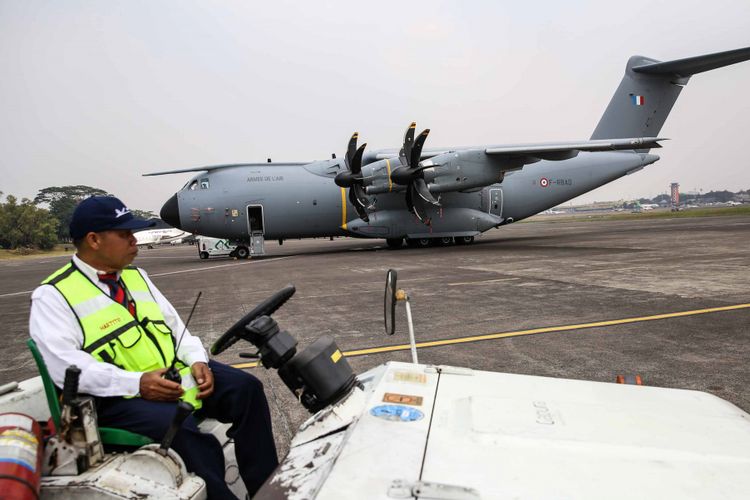 Pesawat Airbus A400M Armée de lAir French Air Force terlihat di Terminal Selatan Halim Perdana Kusuma, Jakarta, Selasa (21/8/2018). Airbus A400M adalah sebuah pesawat transpor militer bermesin empat turboprop yang berasal dari perancis.