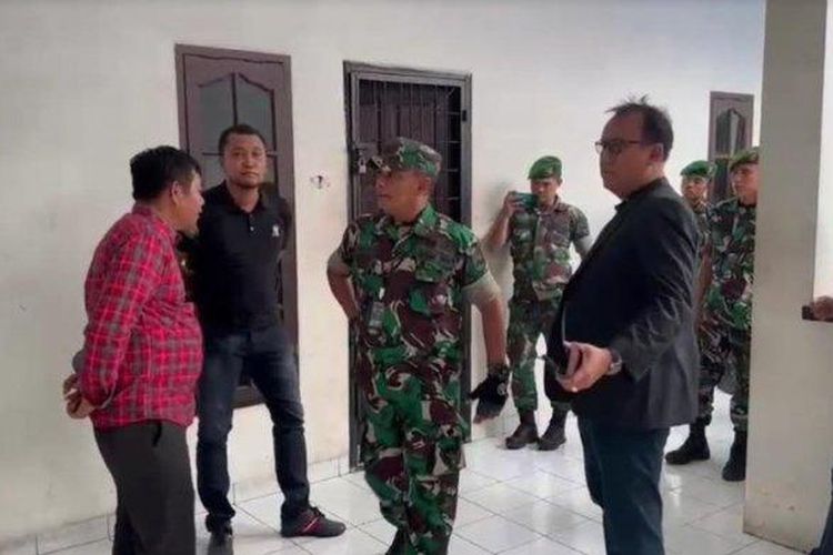 Penampakan puluhan personel TNI dari Kodam I Bukit Barisan mendatangi Sat Reskrim Polrestabes Medan, Sabtu (5/8/2023). 

