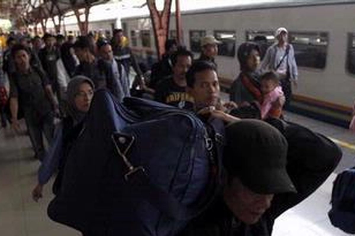 Penumpang Kereta Api Sawunggalih Utama dari Kutoarjo tiba di Stasiun Senen, Jakarta, Sabtu (3/9/2011).  