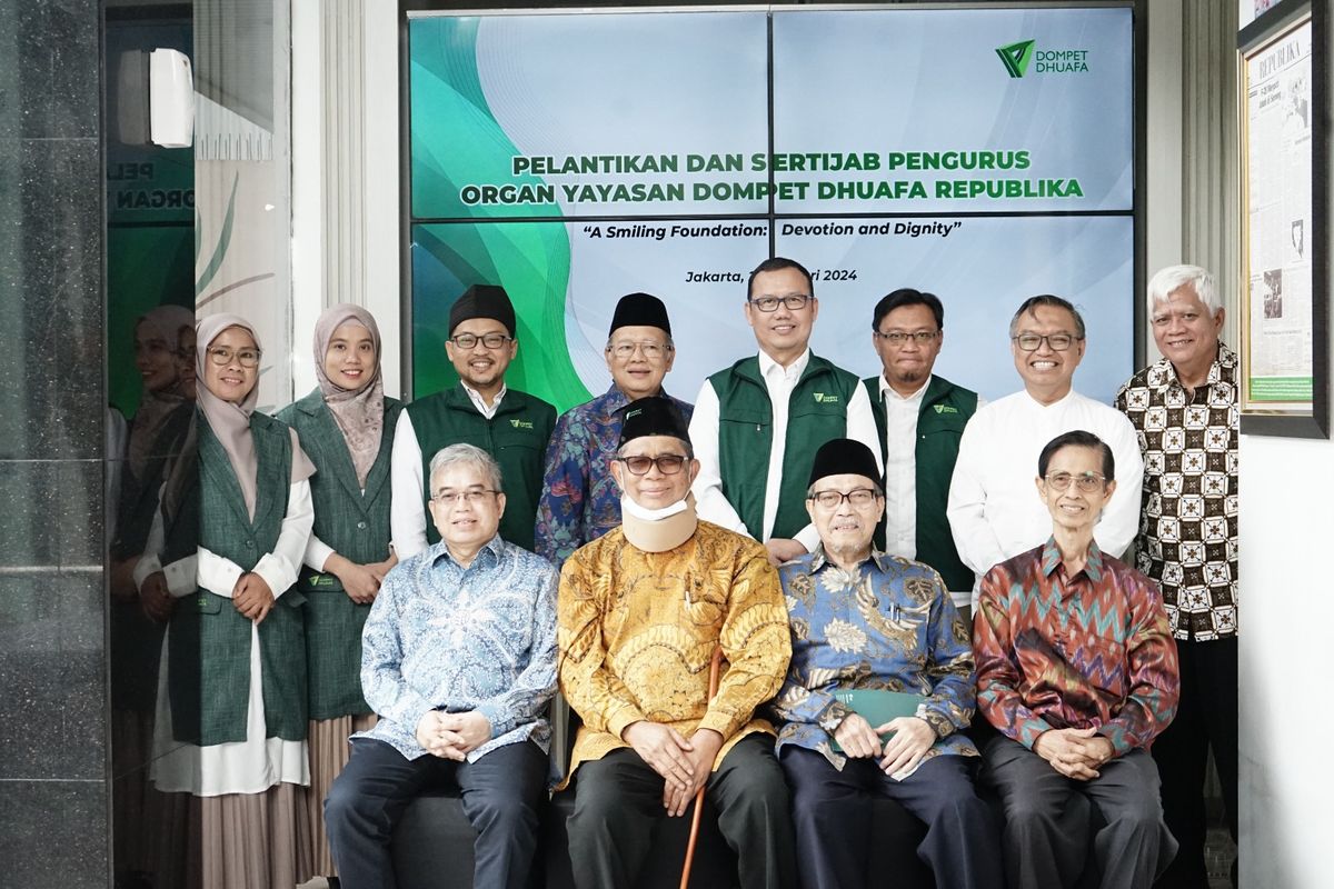 Pengurus Organisasi Yayasan Dompet Dhuafa Republika Periode 2024-2029 berfoto bersama usai dilantik di Gedung Filantropi Dompet Dhuafa, Jakarta, Selasa (2/1/2024).