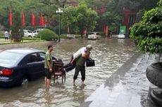 Foto Satpam Gendong Pejabat Saat Banjir Menyulut Kecaman Warga