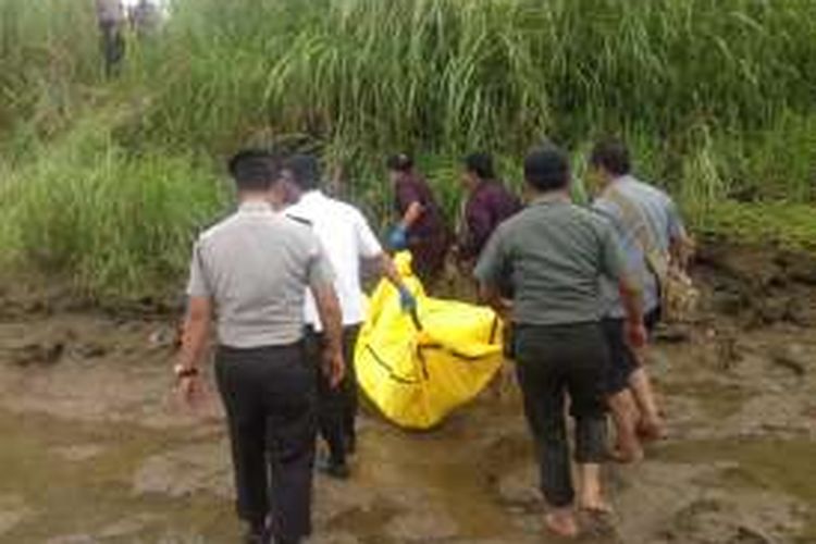 Anggota Polres Madiun Kota dan Koramil 0803/17 sawahan mengevakuasi mayat wanita tak dikenal di tepi sungai Bengawan Madiun, Rabu (9/11/2016) (foto humas Kodim 0803 Madiun