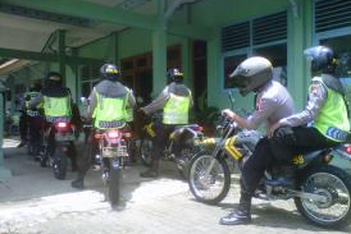 Pasukan Dalmas Polres Semarang mengejar kelompok pelajar yang menyerang SMP 5 Ungaran, Selasa (25/2/2014) siang.