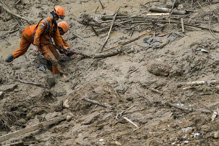 Anggota tim SAR gabungan melakukan pencarian korban tanah longsor dan banjir bandang yang masih belum ditemukan di Kampung Sinar Harapan, Desa Harkat Jaya, Kecamatan Sukajaya, Kabupaten Bogor, Jawa Barat, Sabtu (11/1/2020). Basarnas memperpanjang masa pencarian selama tiga hari atau hingga 14 Januari untuk melakukan pencarian tiga korban yang masih belum ditemukan dikawasan tersebut.