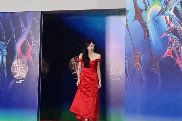 Penyanyi Tiffany Young member SNSD saat berjalan menuju red carpet Goldeb Disc Awards 2024 di Jakarta International Stadium (JIS), Sabtu (6/1/2024).