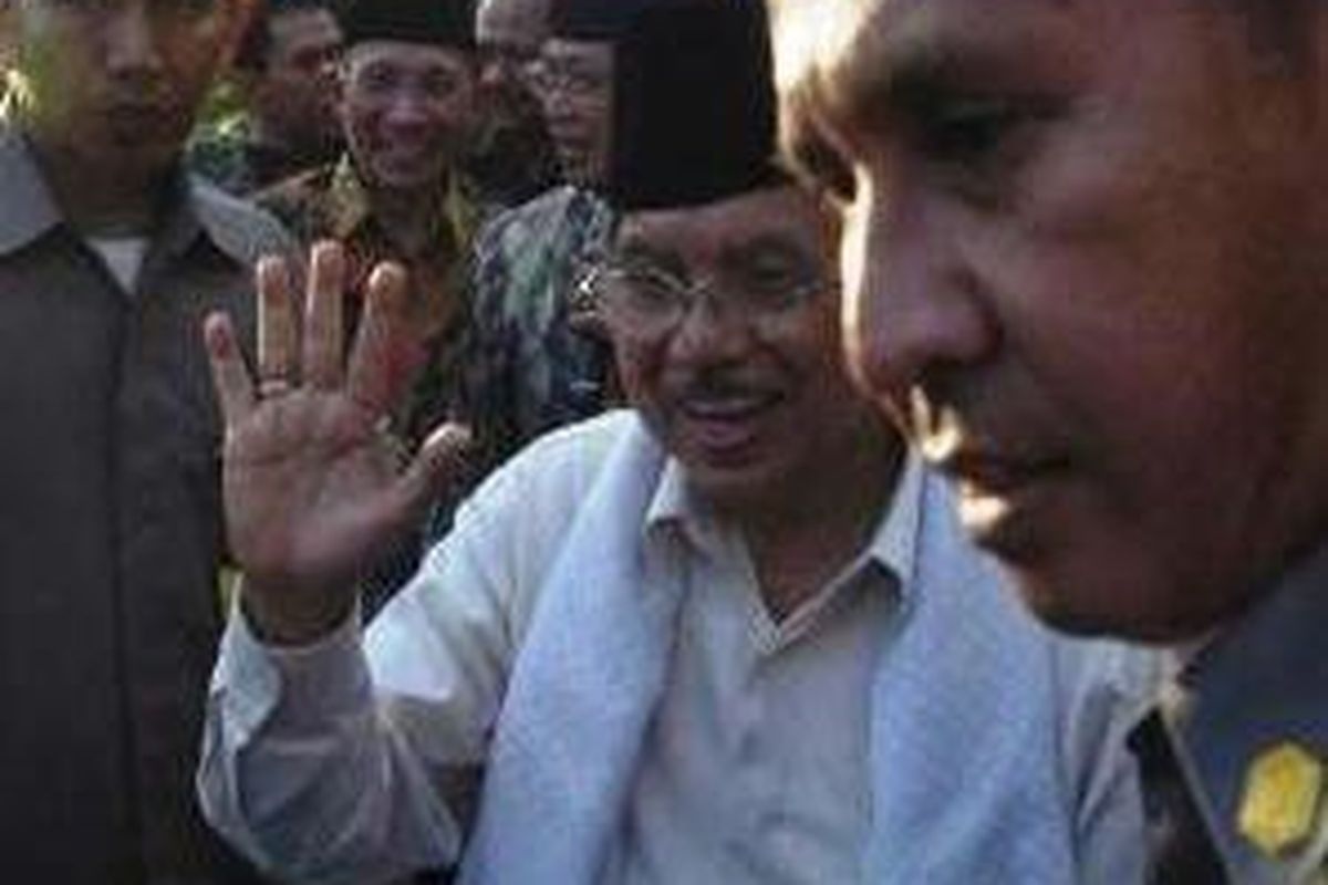 Wakil Presiden Jusuf Kalla melambaikan tangan saat akan meninggalkan kantor Pengurus Wilayah Nahdlatul Ulama (PWNU) Jawa Timur di Surabaya, sesudah meresmikan Social Emergency Response PWNU Jatim, Rabu (13/5). Dalam kunjungan itu Jusuf Kalla mengajak Wiranto, calon wakil presiden yang akan mendampinginya dalam pilpres mendatang.