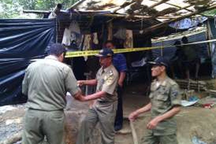 Petugas Satpol PP Kabupaten Magelang mengamankan lokasi diduga penambangn emas di lereng bukit Menoreh, Kecamatan Salaman, Kabupaten Magelang, Kamis (4/8/2016).