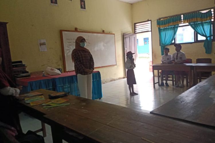 Mahasiswa UNY yang ikut program Kampus Mengajar sedangg melakukan kegiatan belajar mengajar di SDN 7 Barangka Desa Lapolea, Kecamatan Barangka, Kabupaten Muna Barat, Sulawesi Tenggara.