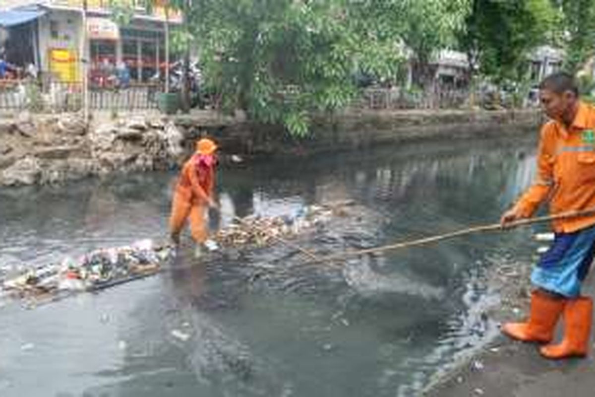 Kondisi Kali Krendang di Kecamatan Tambora, Jakarta Utara dipenuhi endapan lumpur