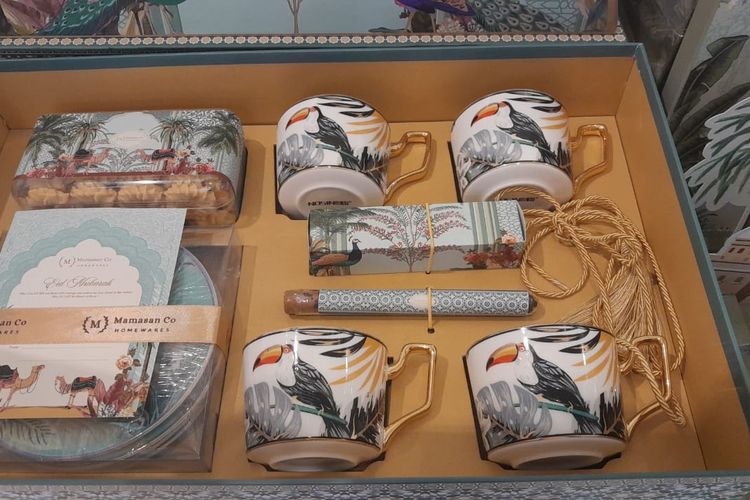 Contoh Hampers Mamasan Co Berisi Kue dan Peralatan Rumah Tangga