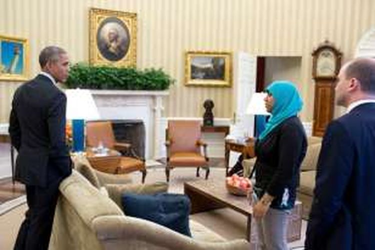 Presiden Barack Obama tengah berbincang dengan Rumana Ahmed sebelum menggelar sebuah rapat di Ruang Oval, Gedung Putih, Washington DC.