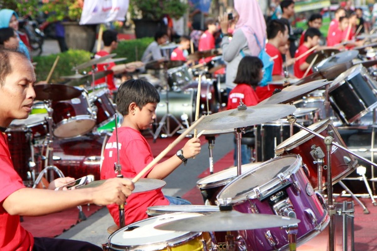 Seratus drummer dari berbagai genre musik, mulai usia PAUD (Pendidikan Anak Usia Dini) hingga usia lanjut dari seluruh Indonesia, beraksi memainkan alat musik drum pada event Semarang Drummer Hebat 2017, Minggu (21/5/2017) pagi.

