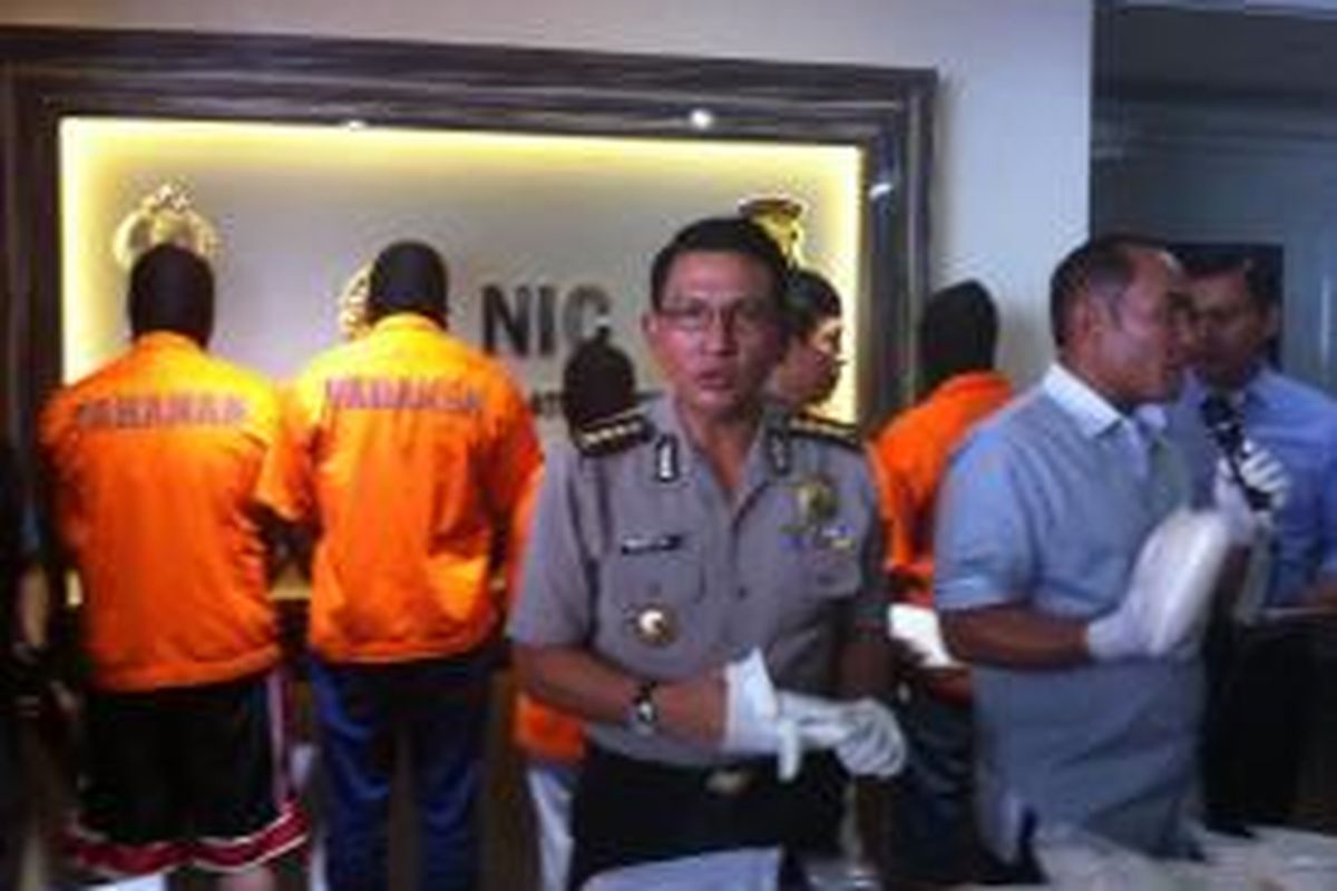 Polda Metro Jaya mengungkap tindak pidana narkotika dengan barang bukti sabu 18,2 kg dan erimin 45.000 butir, Selasa (24/2/2015).