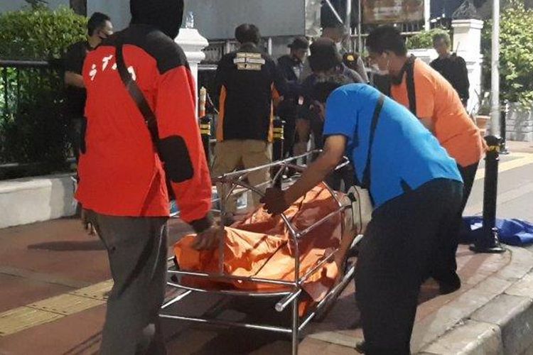 Sopir bajaj bernisial I ditemukan tewas di dekat Stasiun Gambir, Jalan Medan MerdekaTimur, Jakarta Pusat, pada Jumat (26/3/2021) sore. 