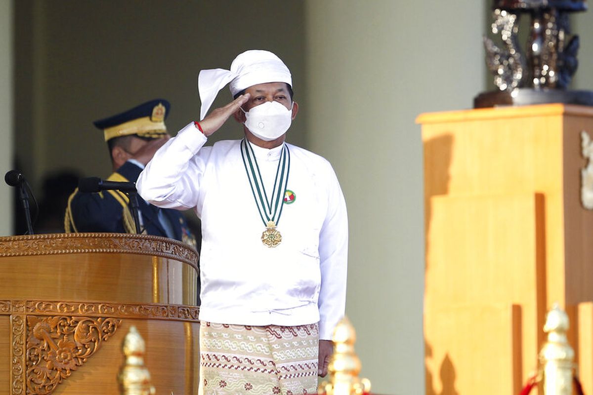 Jenderal Senior Min Aung Hlaing, kepala dewan militer, memberi hormat kepada bendera nasional selama upacara peringatan 75 tahun Hari Persatuan Myanmar di Naypyidaw, Myanmar, Sabtu, 12 Februari 2022. 
