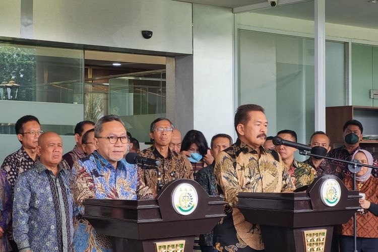 Menteri Perdagangan Zulkifli Hasan (batik biru) dan Jaksa Agung Republik Indonesia Sanitiar Burhanuddin (batik cokelat) di Lobi Gedung Kejaksaan Agung, Jakarta, Jumat (16/9/2022).